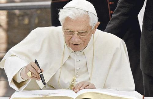 O papa Bento XVI manteve sua agenda após tiro em segurança