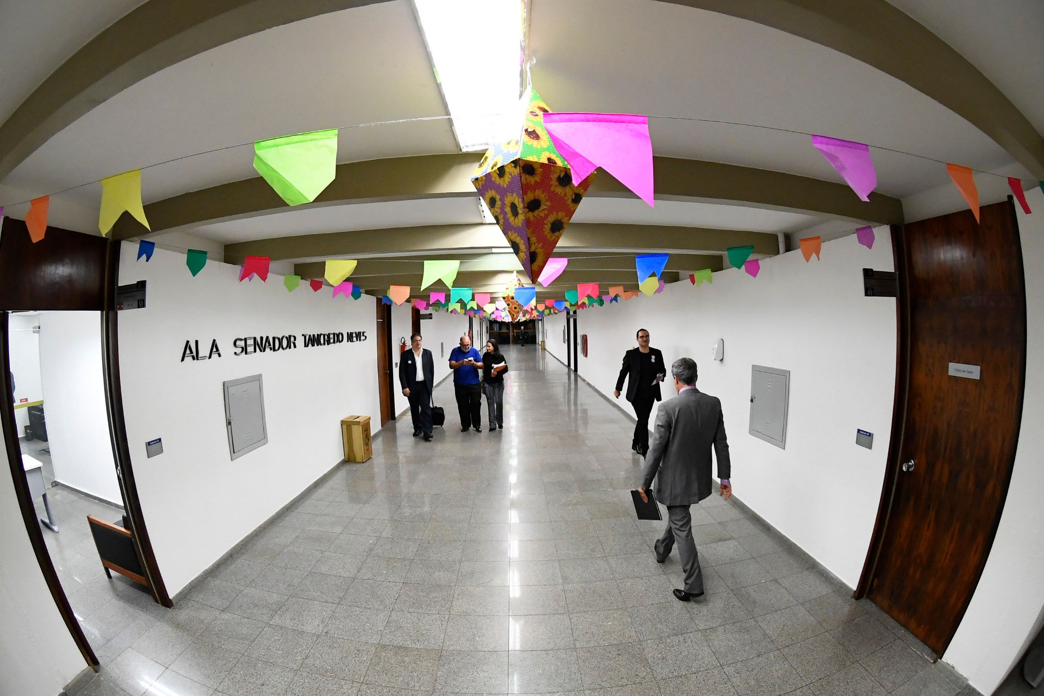 Corredor do Senado recebe decoração especial para as festas juninas