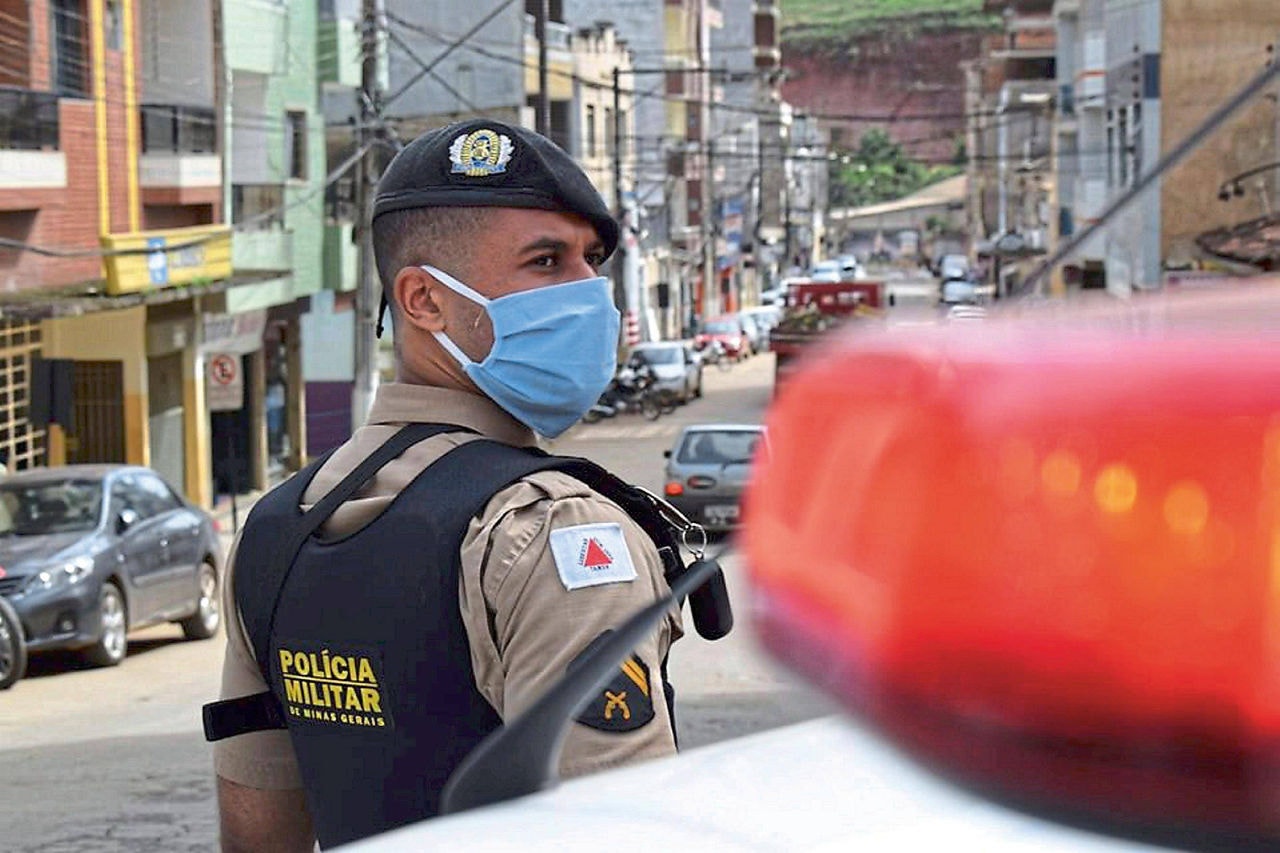 policial em blitz educativa