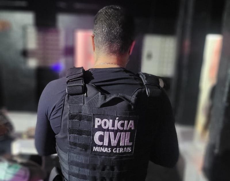 Imagem mostra policial civil de costas