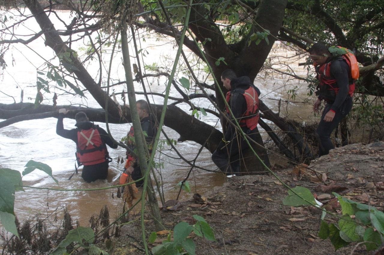 Bombeiros retomaram as buscas por pai e filha nesta segunda-feira (7)