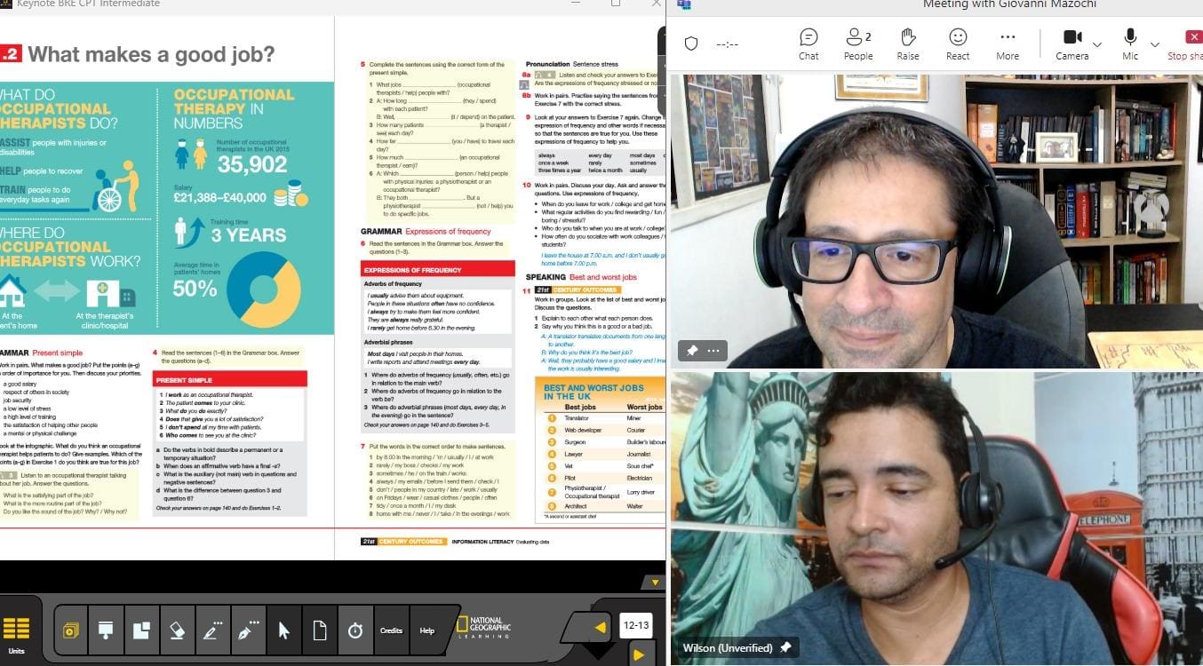 O professor de inglês Giovanni Mazochi (acima) e seu sócio Wilson discutindo o material das aulas de inglês da English Time