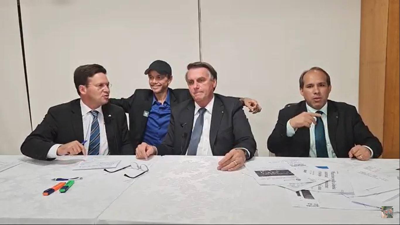 Bolsonaro contou com o ministro da Cidadania, João Roma e o cantor baiano Netinho na live desta quinta-feira (2)