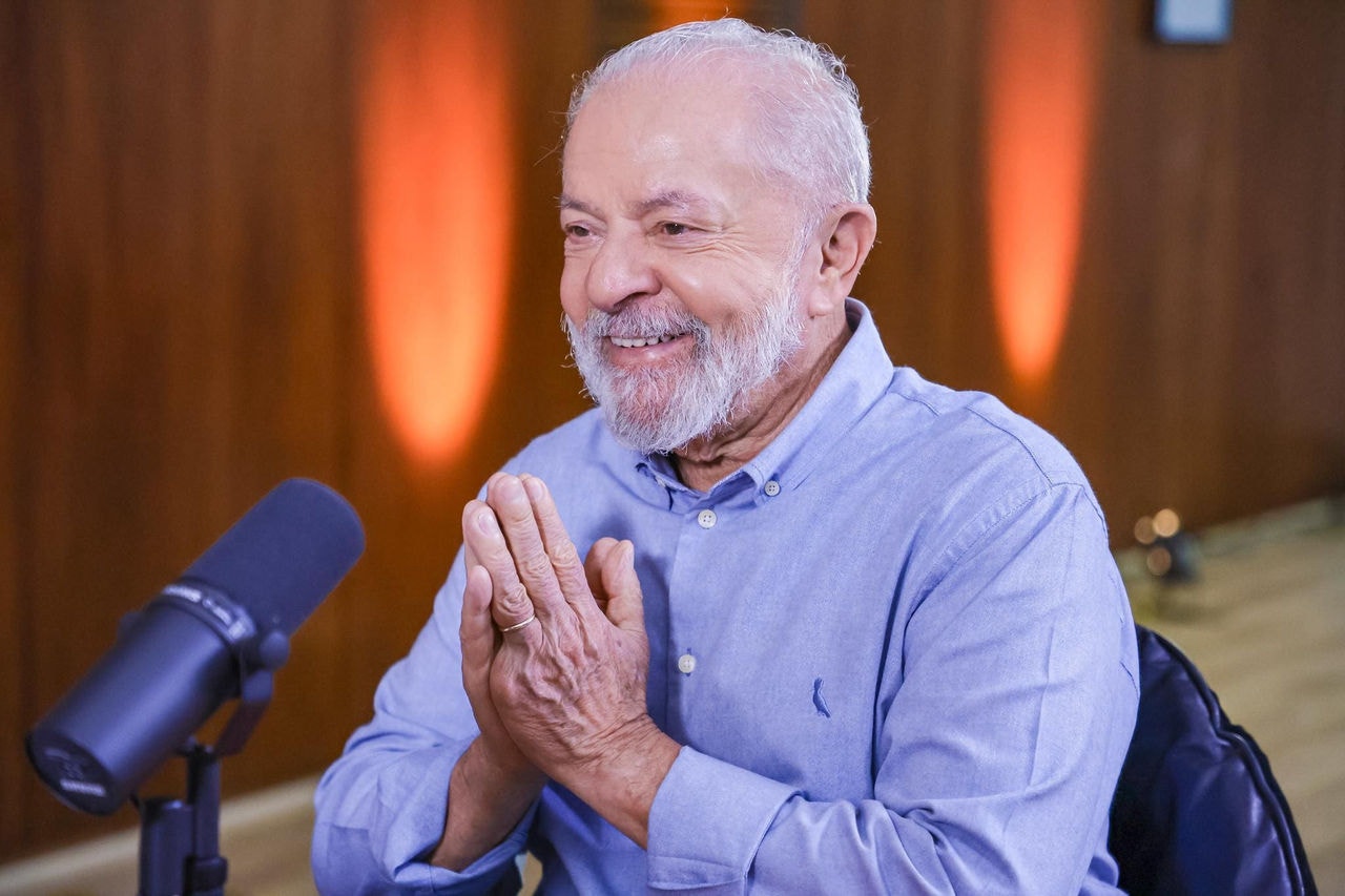 Lula de mãos juntas