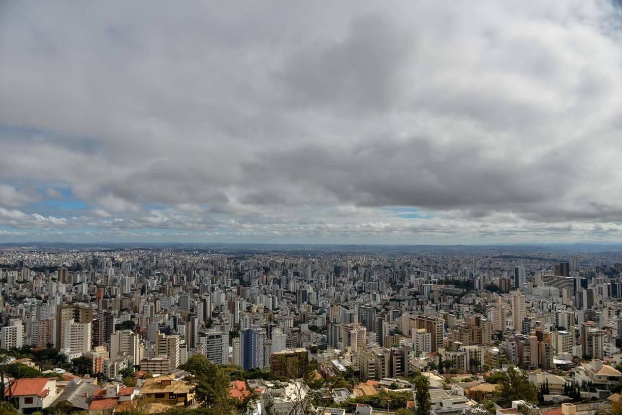 De acordo com a Defesa Civil, o céu de Belo Horizonte será parcialmente nublado e com possibilidade de chuvas isoladas