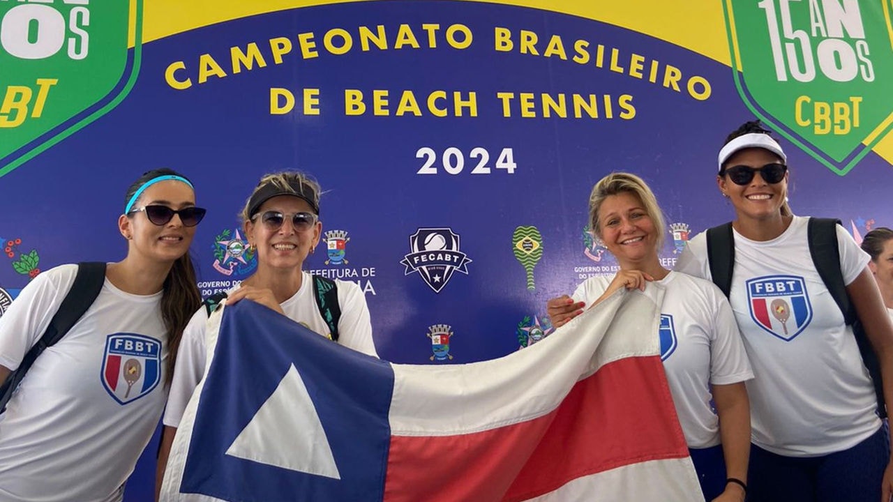 Jacqueline Mol ao lado de atletas da Federação Baiana de Beach Tennis