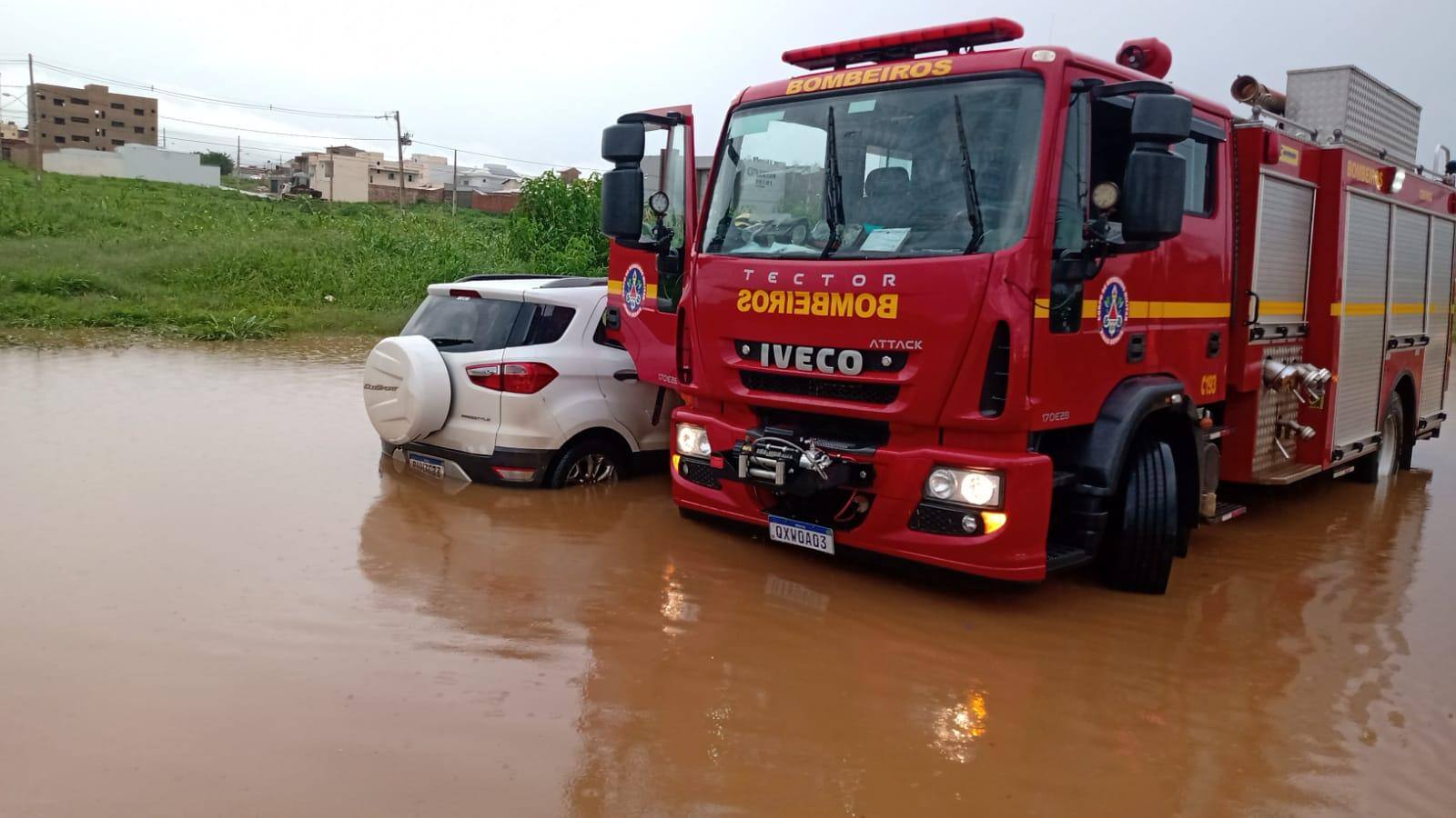 Cinco pessoas ilhadas em carro são salvas por bombeiros em Montes Claros