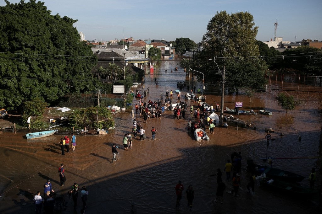 Voluntários em barcos resgatam moradores ilhados nas ruas de Porto Alegre (RS)