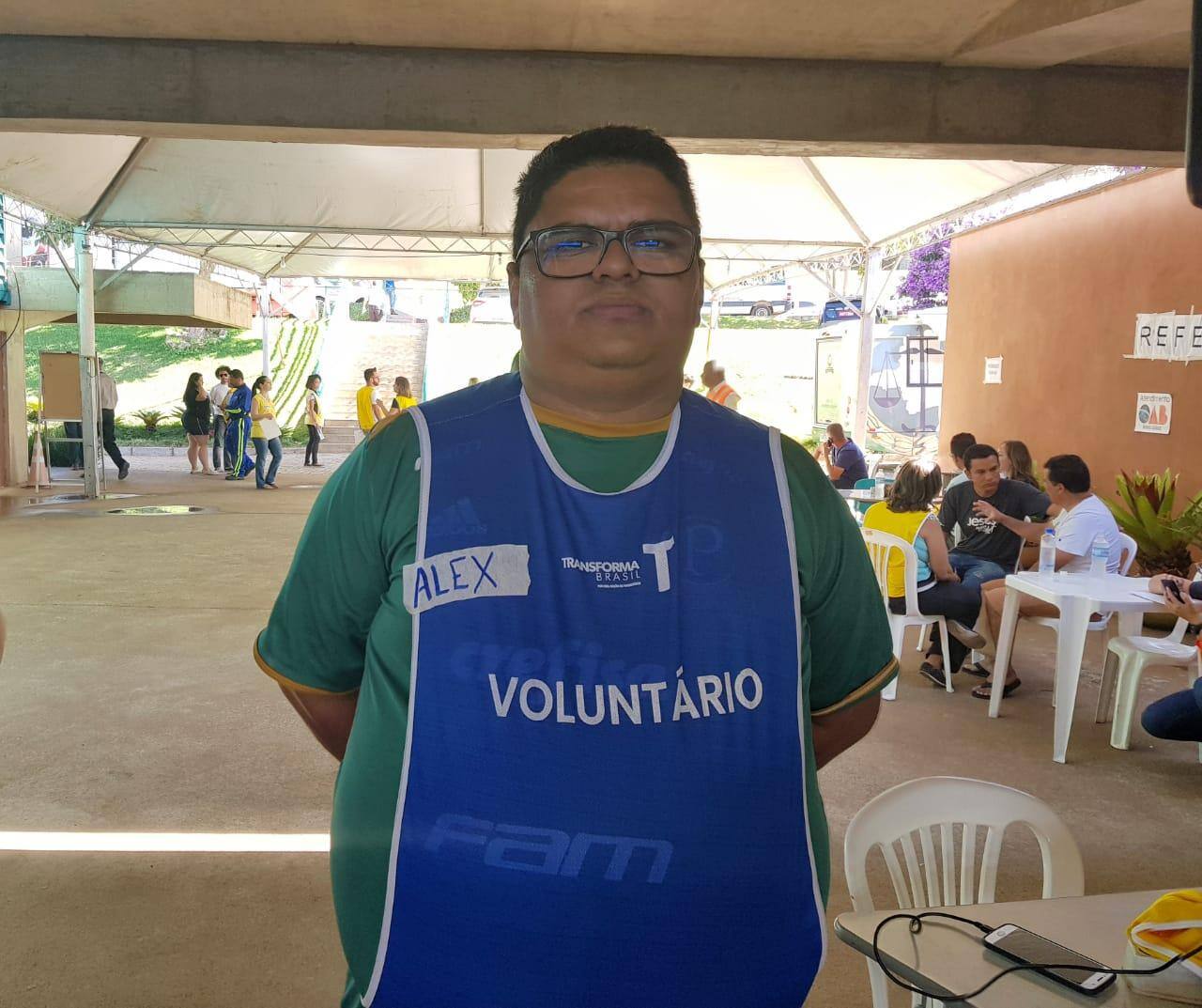 Voluntário Alex Sandro da Silva, de 44 anos, recebe, ouve e conforta parentes de vítimas da barragem no Espaço do Conhecimento