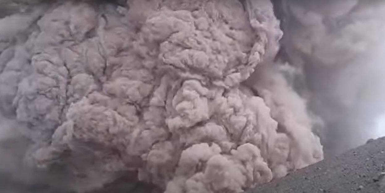 Guia de turismo gravou o momento exato de erupção de um vulcão no Chile