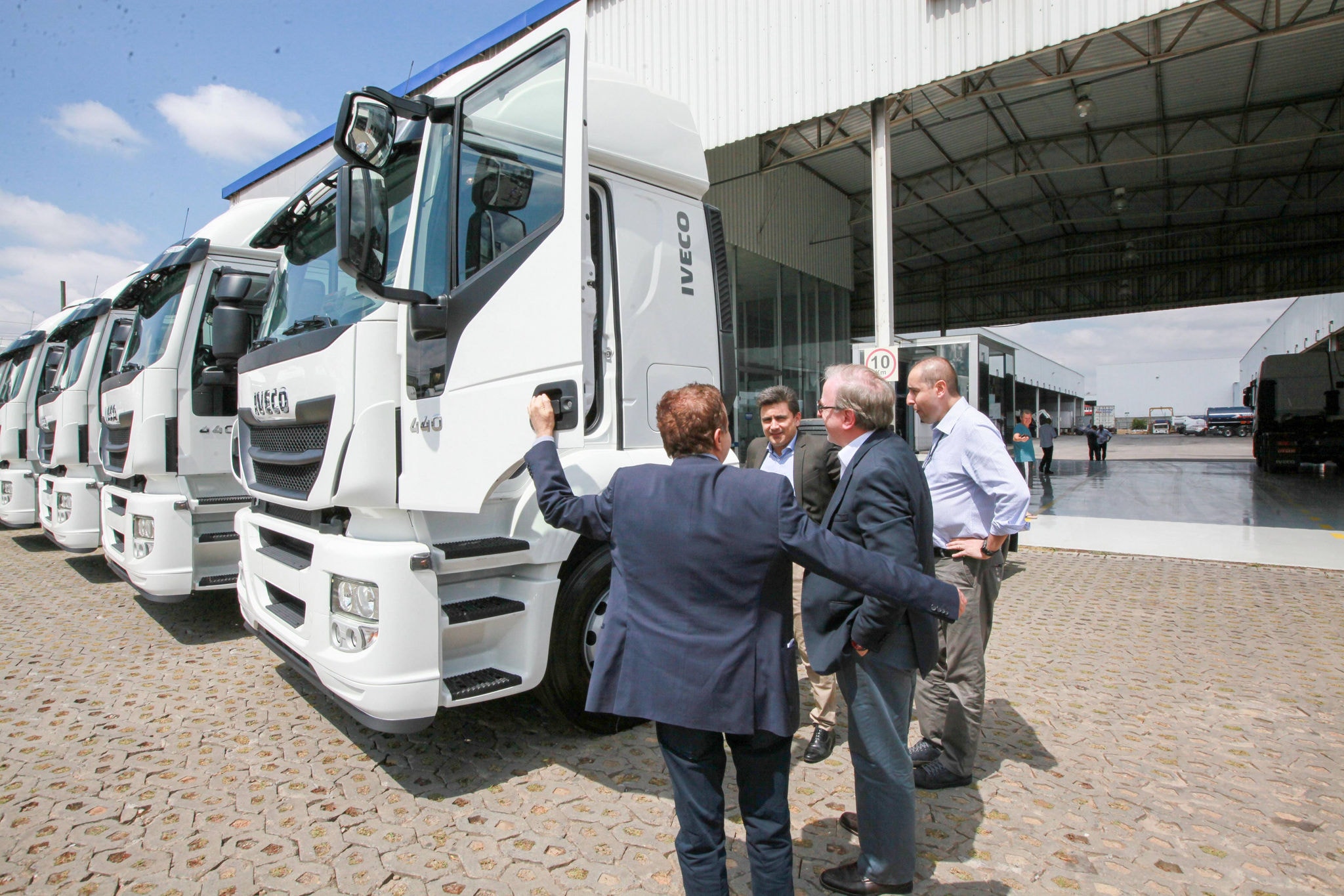 Vilmar Fistarol e Vittorio Medioli receberam os 50 caminhões em solenidade na concessionária Deva Iveco de Betim