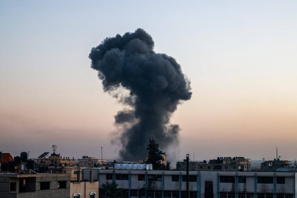 Coluna de fumaça formada após bombardeio em Rafah, ao Sul de Gaza