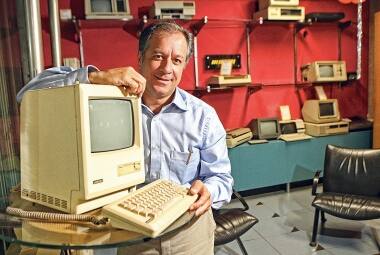 Marcelo Rodrigues, diretor Comercial da empresa, mostra primeiro computador Apple que chegou no mercado brasileiro