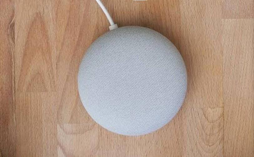 A Nest Mini, é a caixa de som inteligente do Google, que permite a integração com outros aparelhos de casa