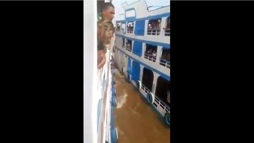 Proximidade entre embarcações deixou os passageiros em pânico