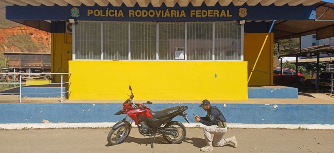 Moto com sinais de adulteração foi apreendida pela PRF e casal acabou preso