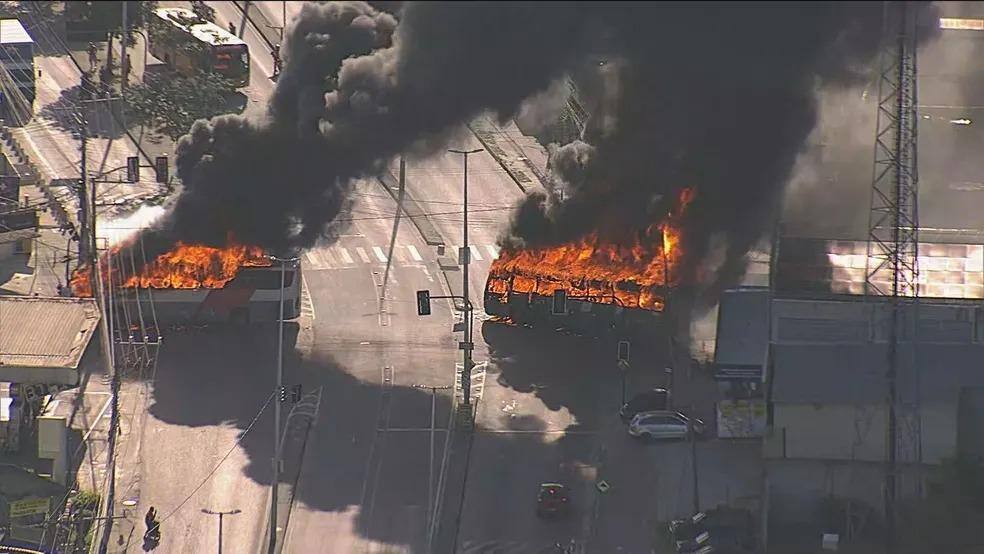 Dezenas de ônibus são incendiados no Rio de Janeiro