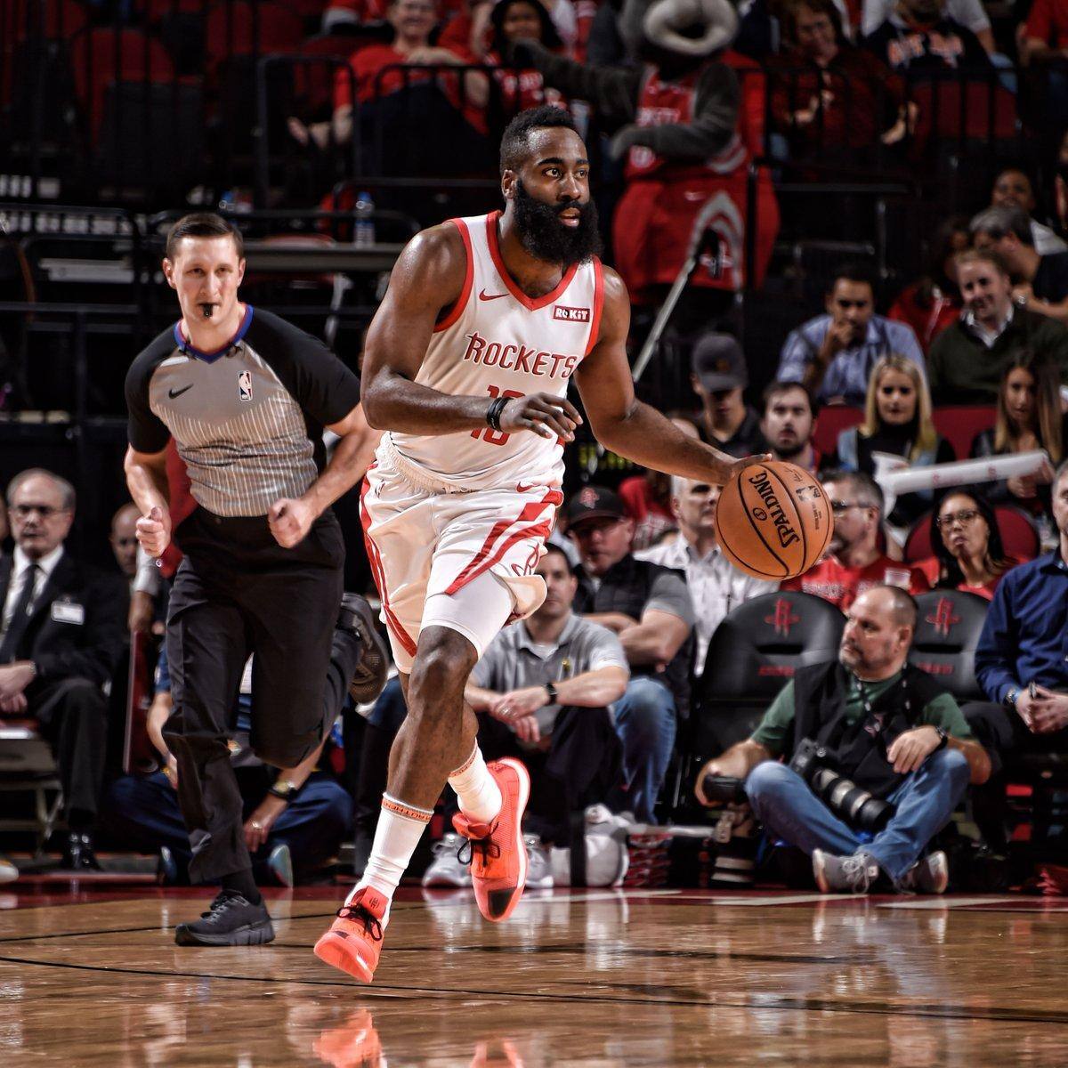 Harden foi o cestinha da partida, com 32 pontos, e ainda anotou um "double-double", ao obter 14 assistências