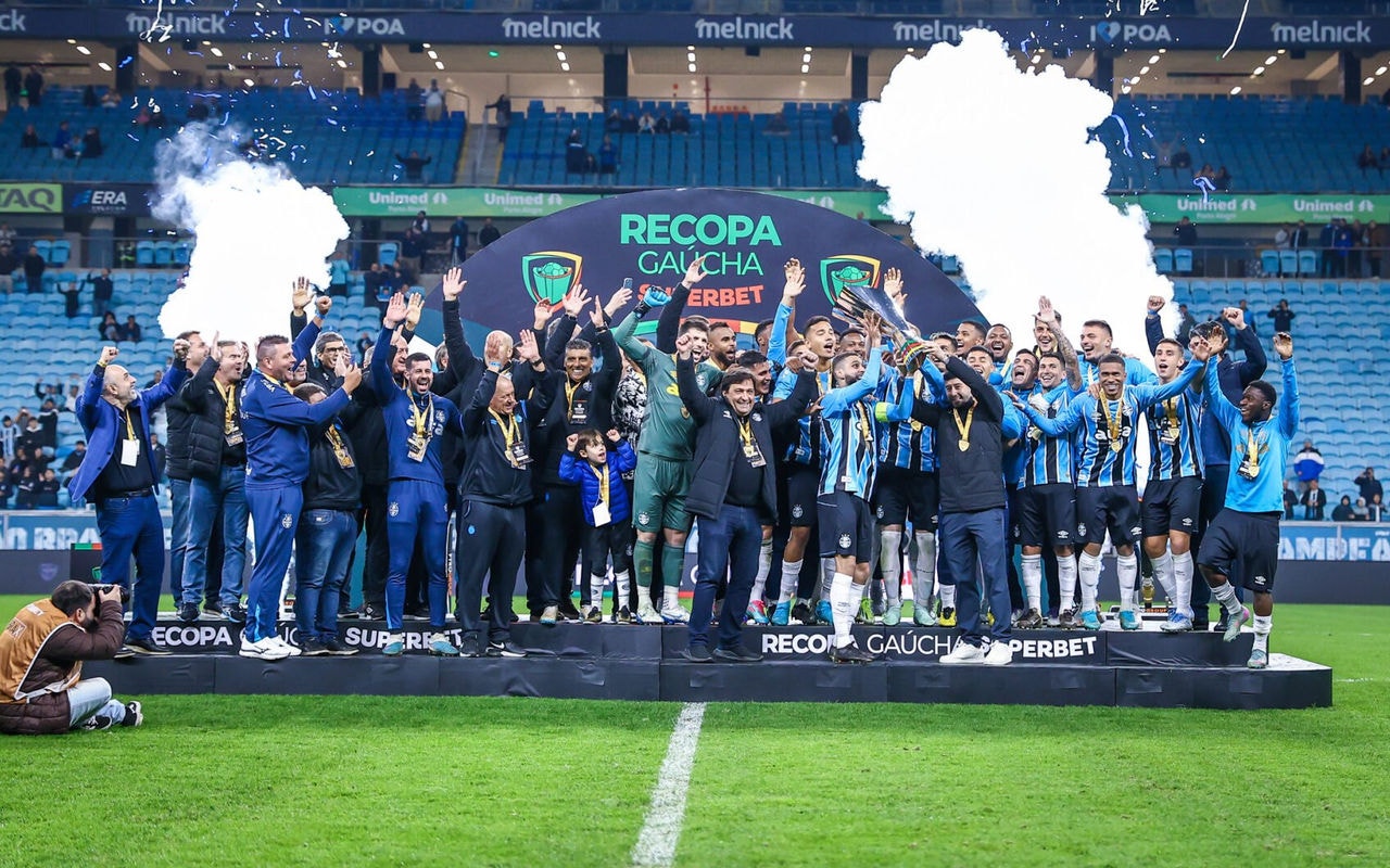 Grêmio comemora o pentacampeonato da Recopa Gaúcha. (Foto: Lucas Uebel/Grêmio FBPA)