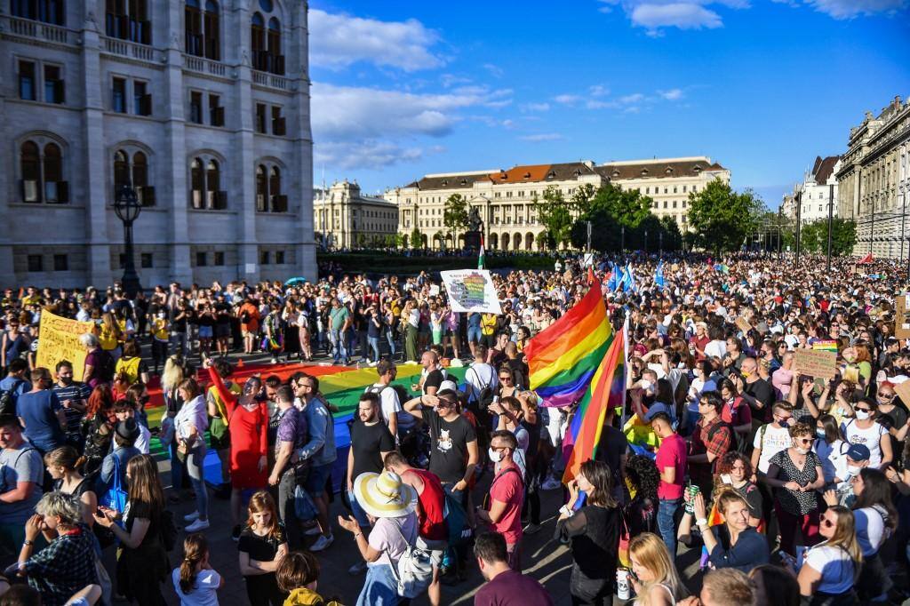 Hungria aprova lei contra 'promoção' da homossexualidade entre menores
