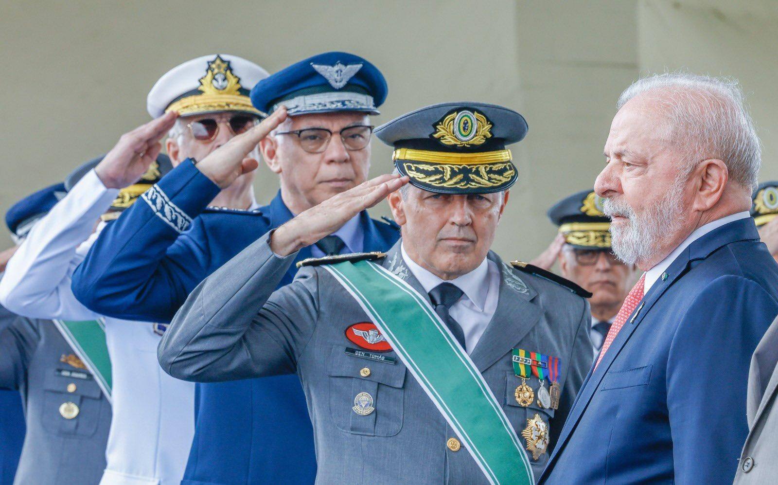 Comandantes das três forças batem continência para Lula em cerimônia do Dia do Exército, no Quartel General, em Brasília