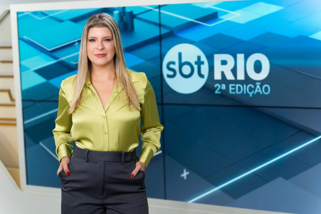 A jornalista Lívia Mendonça no estúdio do SBT Rio 2ª Edição
