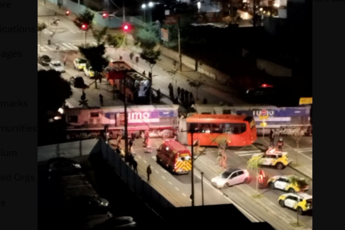 Ônibus parte ao meio em acidente com trem em Curitiba