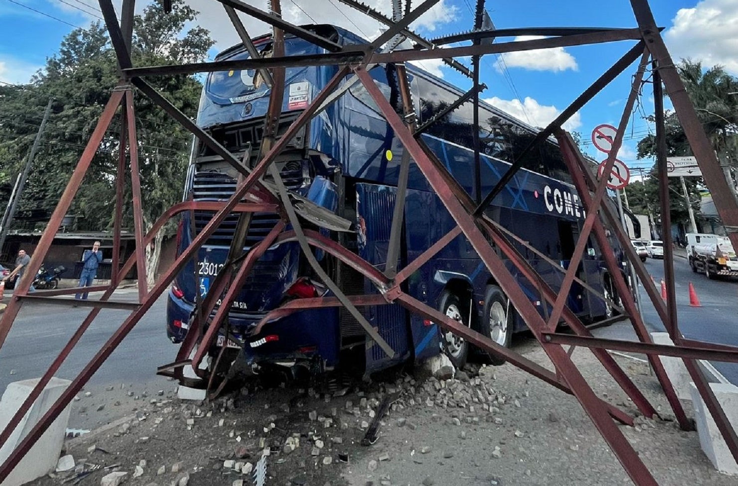 Ônibus deixou a torre parcialmente tombada