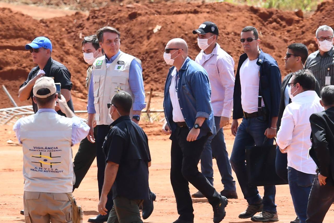 Sem máscara, Bolsonaro visita obra em Goiás
