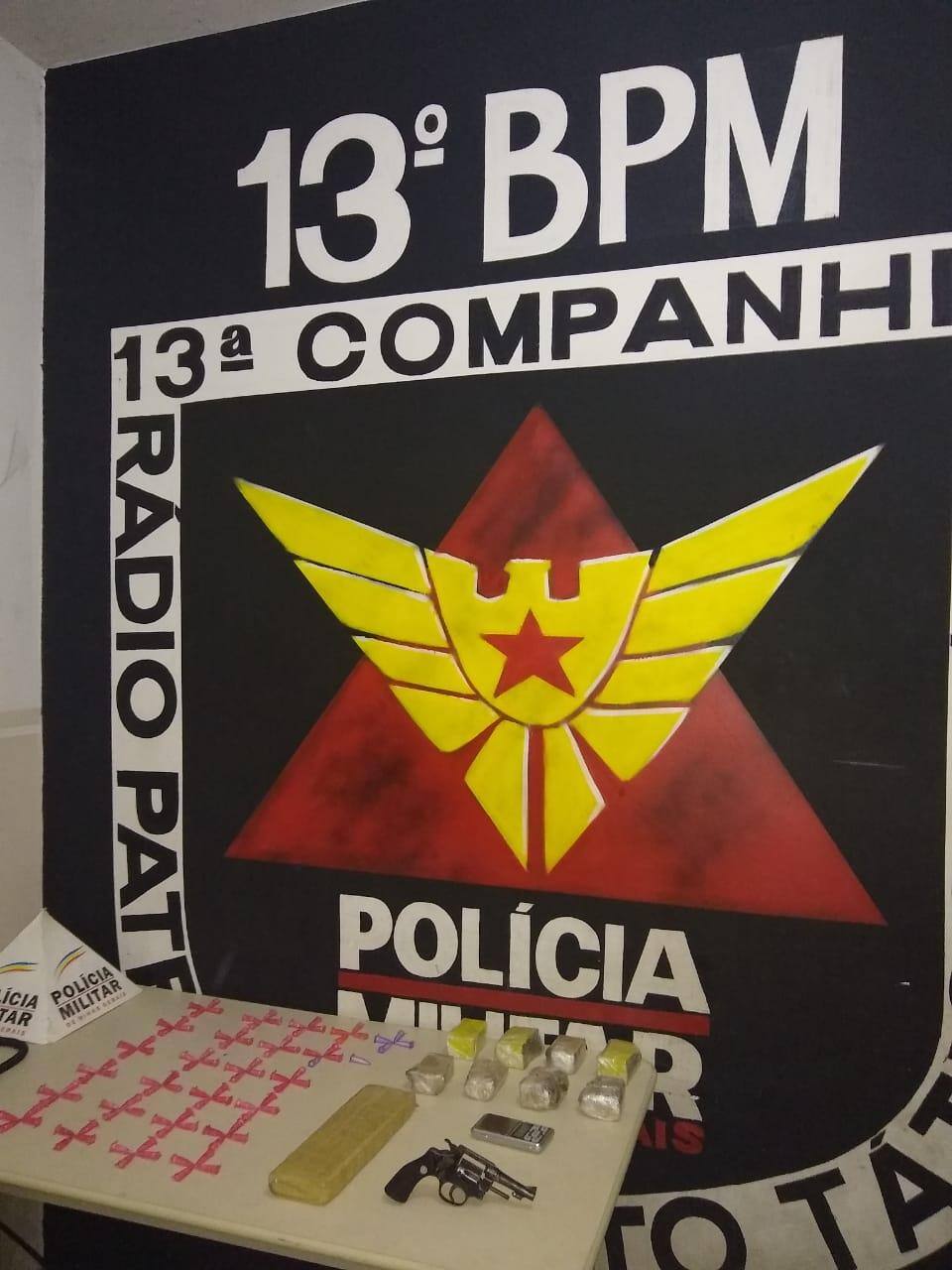 PM apreendeu cocaína, maconha, uma arma e um celular