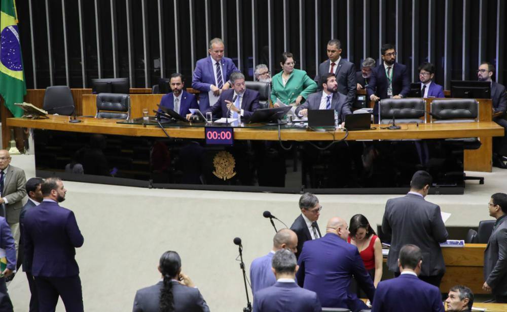 Sessão da Câmara durante votação do PL das falências