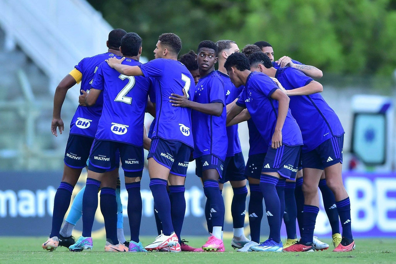 Jogadores do time sub 20 do Cruzeiro fazem aquela tradicional 'última corrente' antes de início de partida pela Copinha