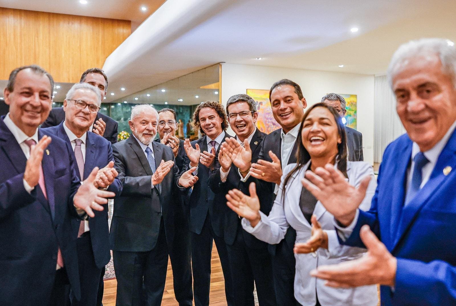 O presidente Lula com Rodrigo Pacheco e líderes do Senado, no Palácio da Alvorada