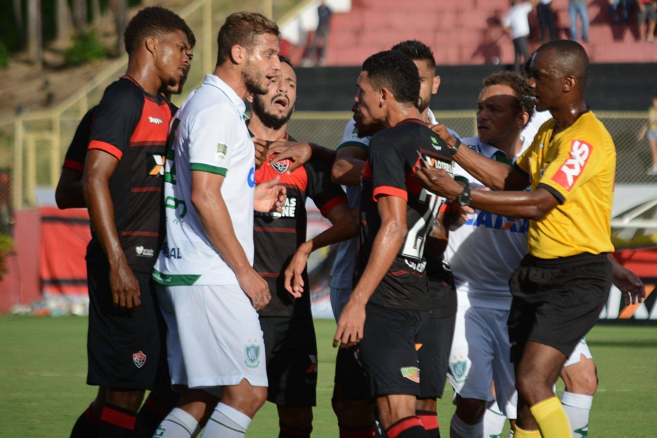 Atacante Rafael Moura foi expulso aos 15 minutos da primeira etapa, depois de deixar o cotovelo no rosto de Erick