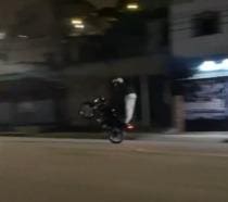 Na madrugada da véspera de Natal (24 de dezembro), motociclistas realizaram manobras perigosas na avenida Marco Aurélio