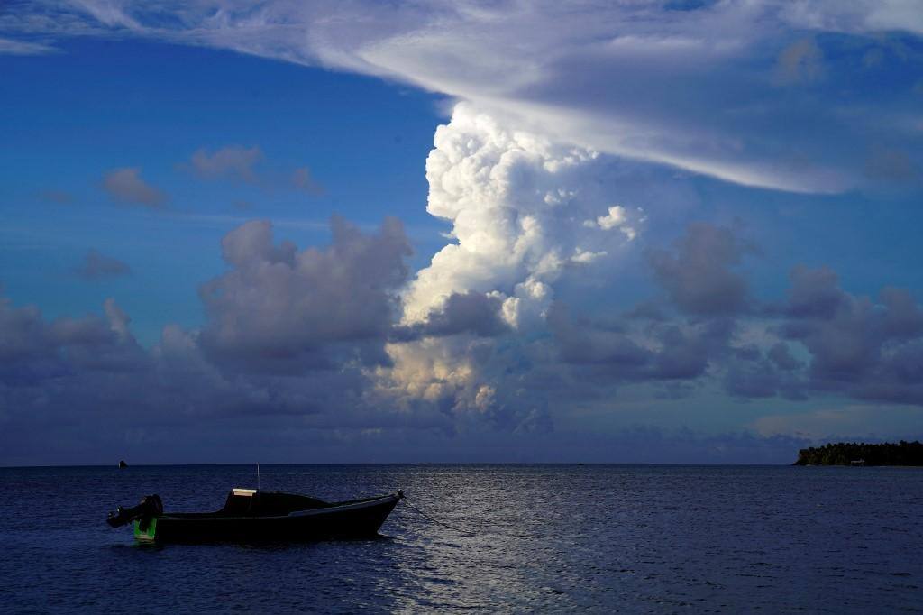 Foto tirada em dezembro de 2021 mostra nuvem de gases saindo de vulcão submarino