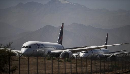 Aeronaves da companhia aérea Latam ficam na pista do Aeroporto Internacional de Santiago, em Santiago, em 24 de março de 2020, durante a nova pandemia de coronavírus COVID-19