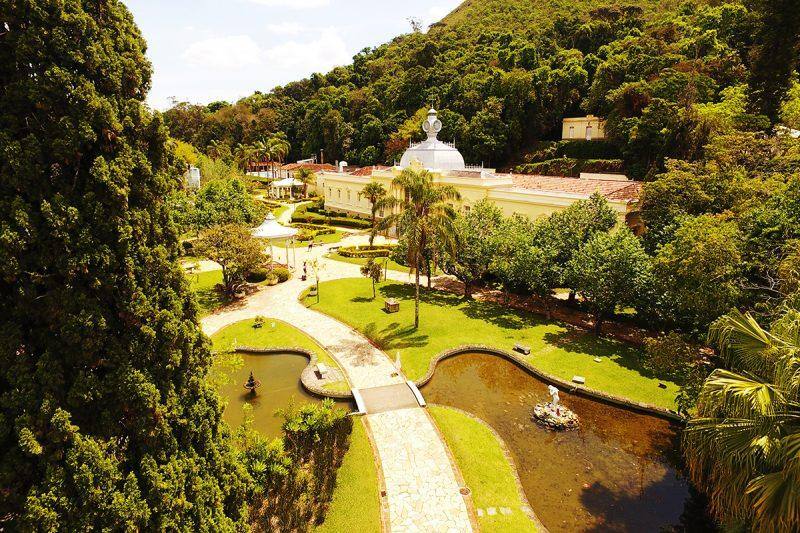 O Parque das Águas de Caxambu conta com bosques, jardins e alamedas em estilo inglês; a vegetação é diversificada, com flores, árvores e plantas de diferentes portes