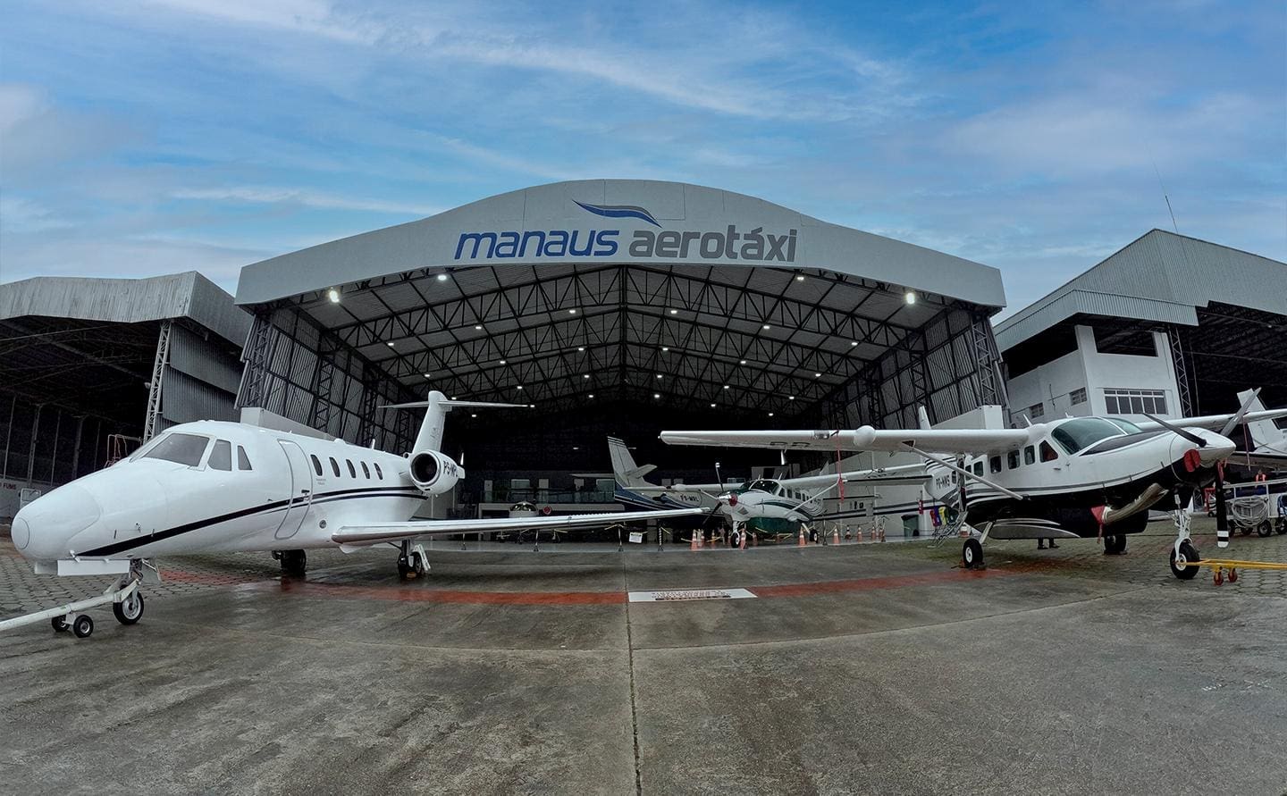 Com hangares em Manaus e Belém, a empresa tem frota própria e diversificada de jatos, turbo hélices e hidroavião, inclusive com aeronaves baseadas em Congonhas (SP)