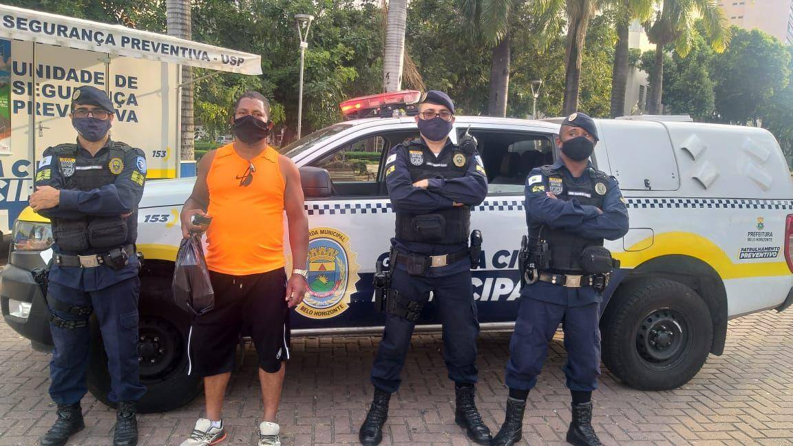 Homem 'misterioso' devolve carteira com R$ 1,1 mil em BH e pedreiro se emociona