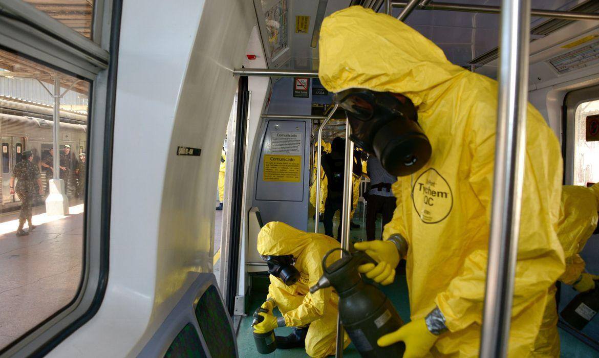 Limpeza de vagão de metrô por causa da pandemia de coronavírus
