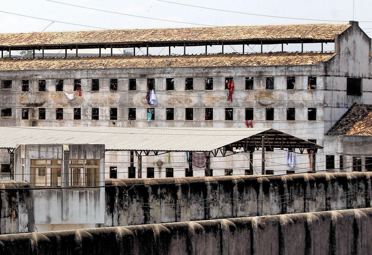 Condições. Sujeira e mau cheiro “saltam” para o lado de fora da penitenciária José Maria Alkimin, em Ribeirão das Neves