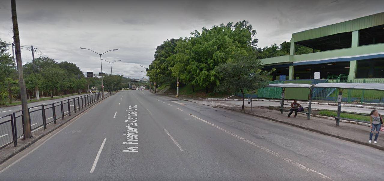 Coletivo foi parado por torcedores na avenida Carlos Luz, na altura do bairro Ouro Preto