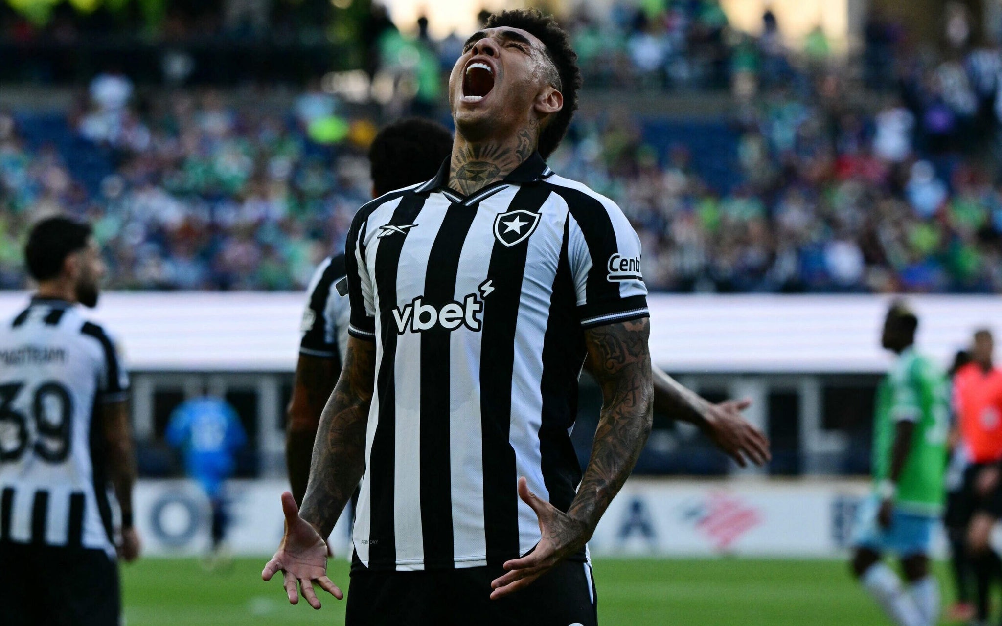 Igor Jesus comemora seu gol no jogo do Botafogo contra o Seattle Sounders (Foto: Pablo PORCIUNCULA / AFP)