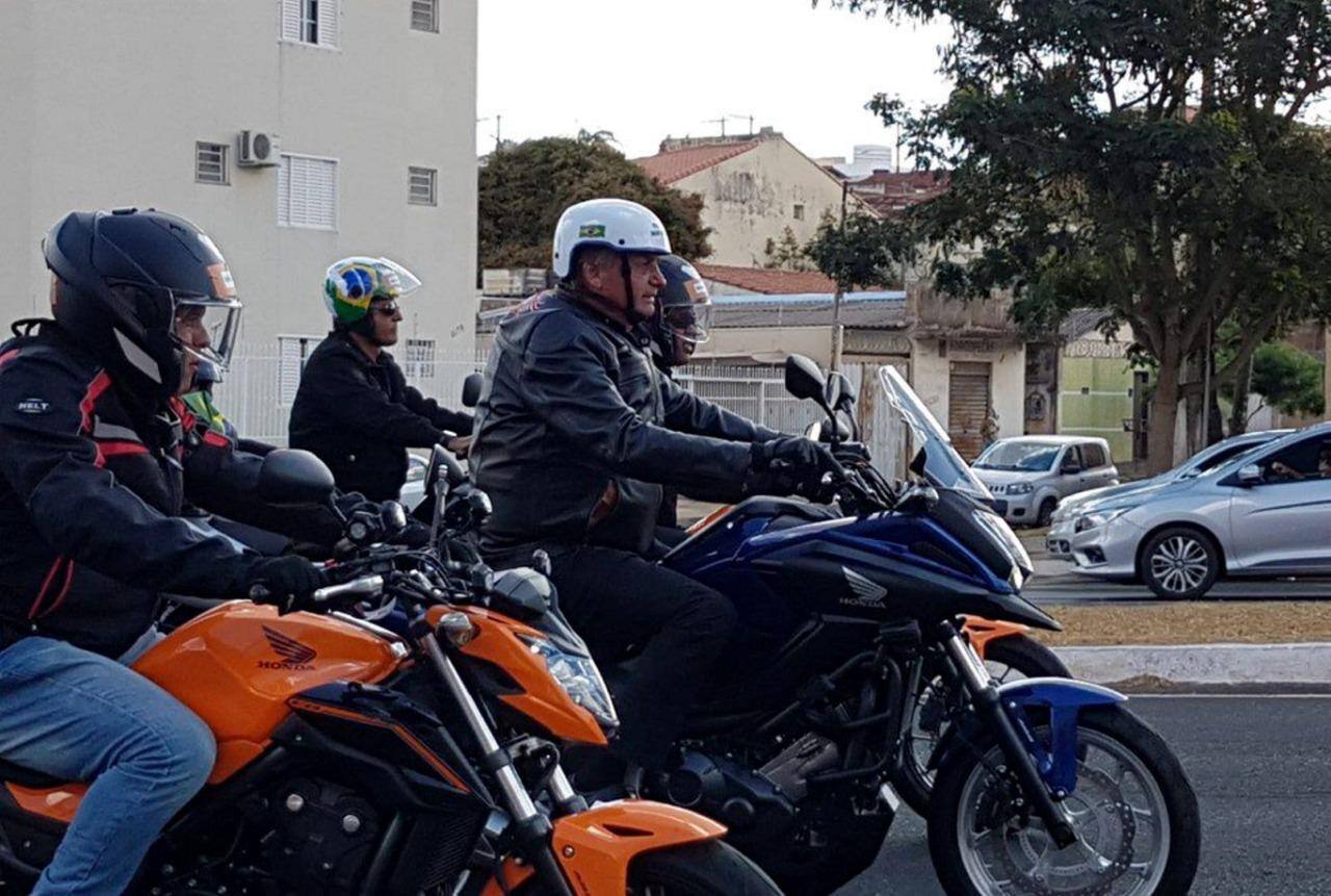 Bolsonaro e apoiadores durante motociata em Uberlândia