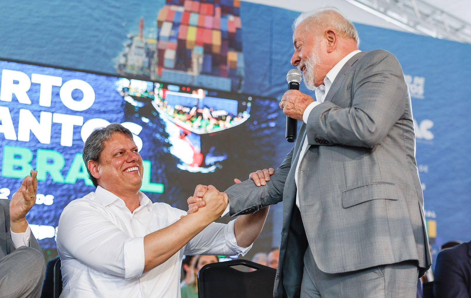 Lula (PT) e Tarcísio de Freitas (Republicanos) se cumprimentam durante evento em São Paulo e falam sobre cooperação nas obras do túnel Santos-Guarujá