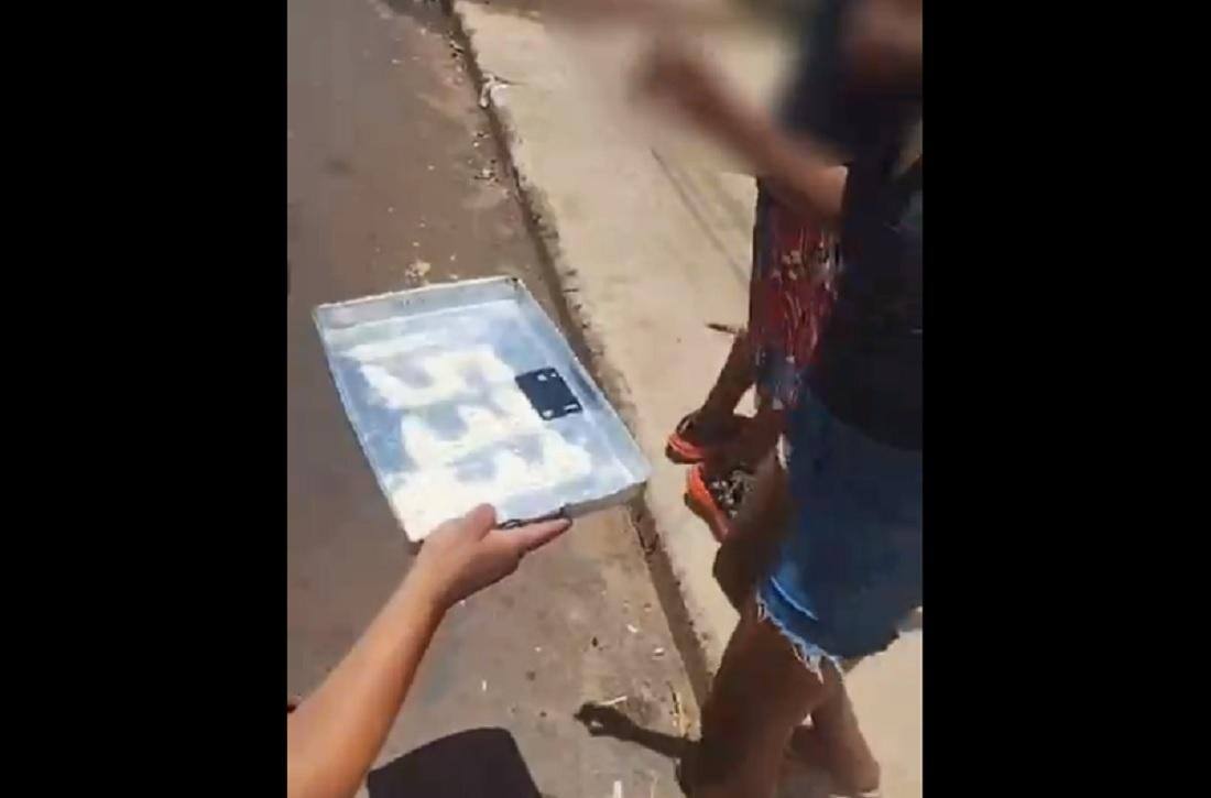 Foto mostra suspeitos com bandeja com o código 1533, que é representa o PCC, escrito com cocaína