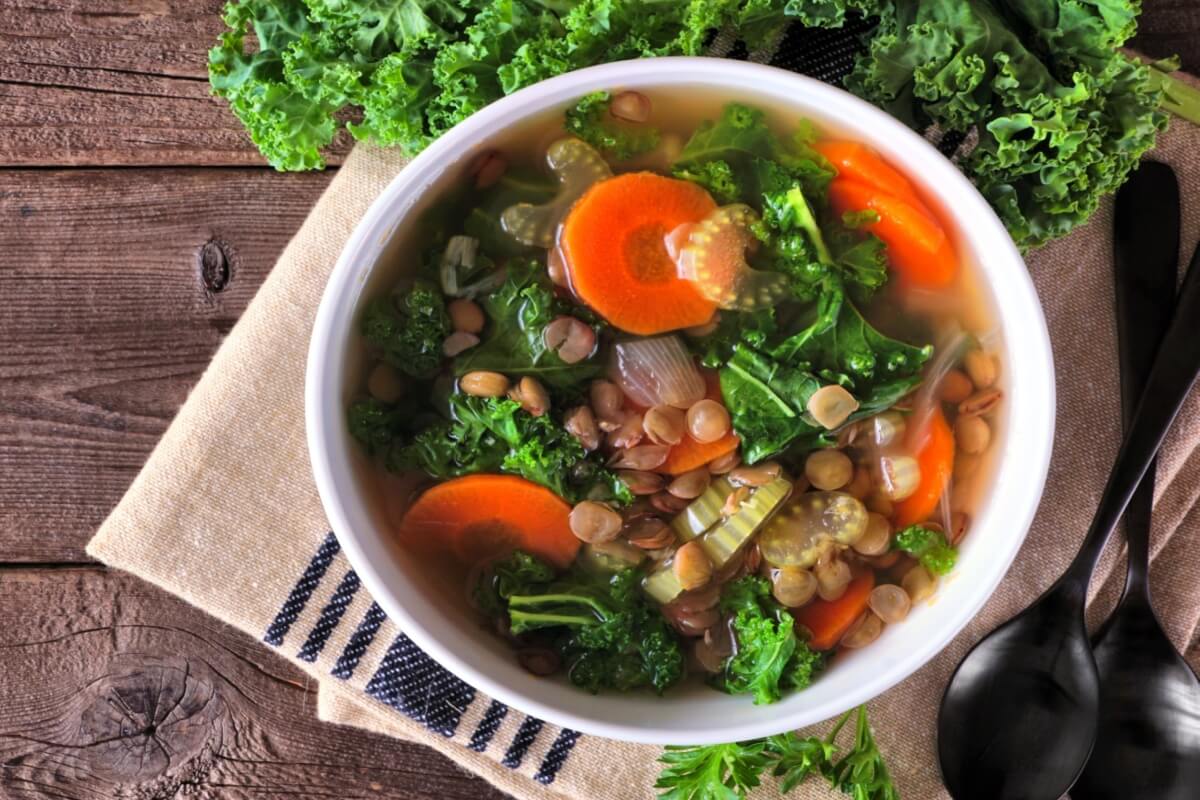 Sopa de lentilha com couve e legumes