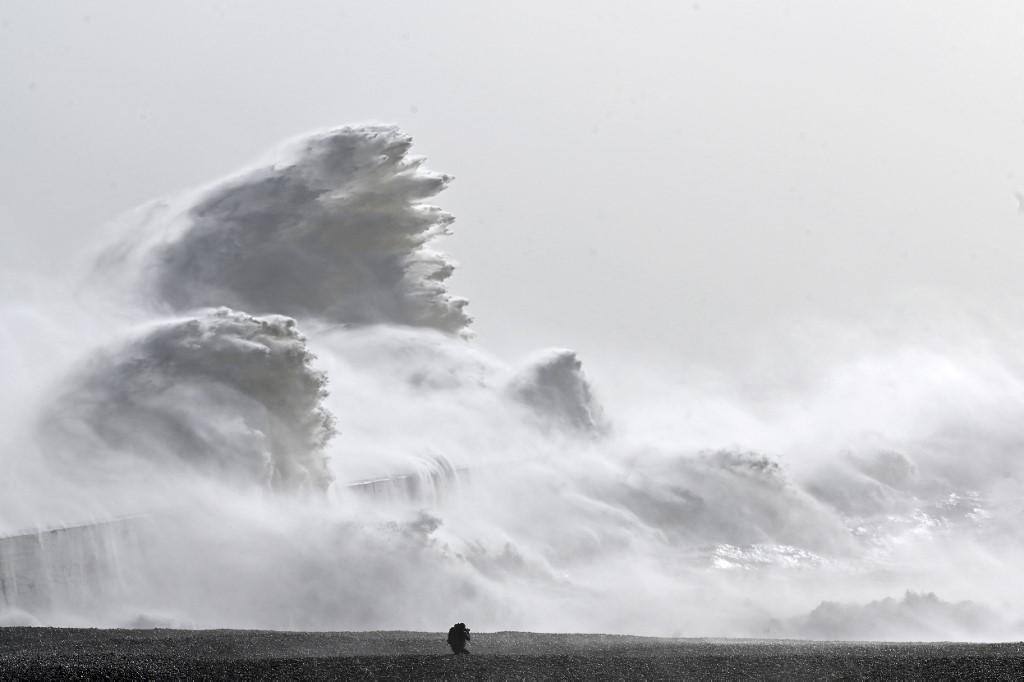 Tempestade provocou ventos recordes de até 195 km por hora no Sul da Inglaterra