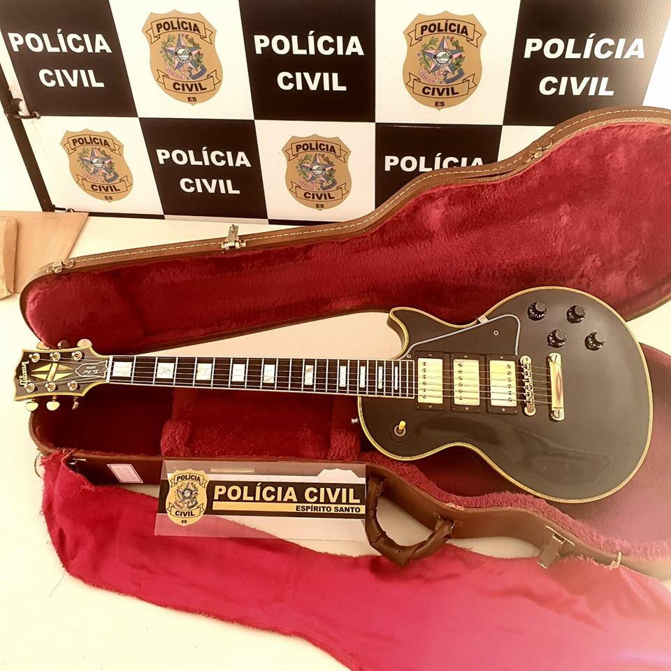 A guitarra roubada é uma Gibson Les Paul Black Beauty, fabricada no ano de 1996
